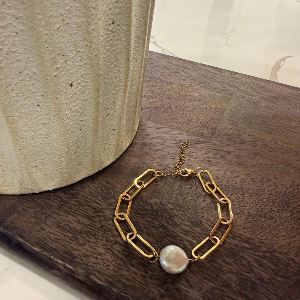 Elegant Gold Chain Bracelet with Pearl Accent
